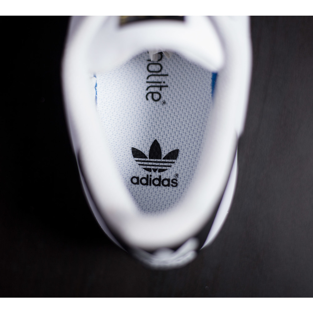 Dmske koen biele tenisky adidas superstar J s iernymi prkami a so  zlatmi prvkami na zvrku a jazyku tenisky - C77154/17
