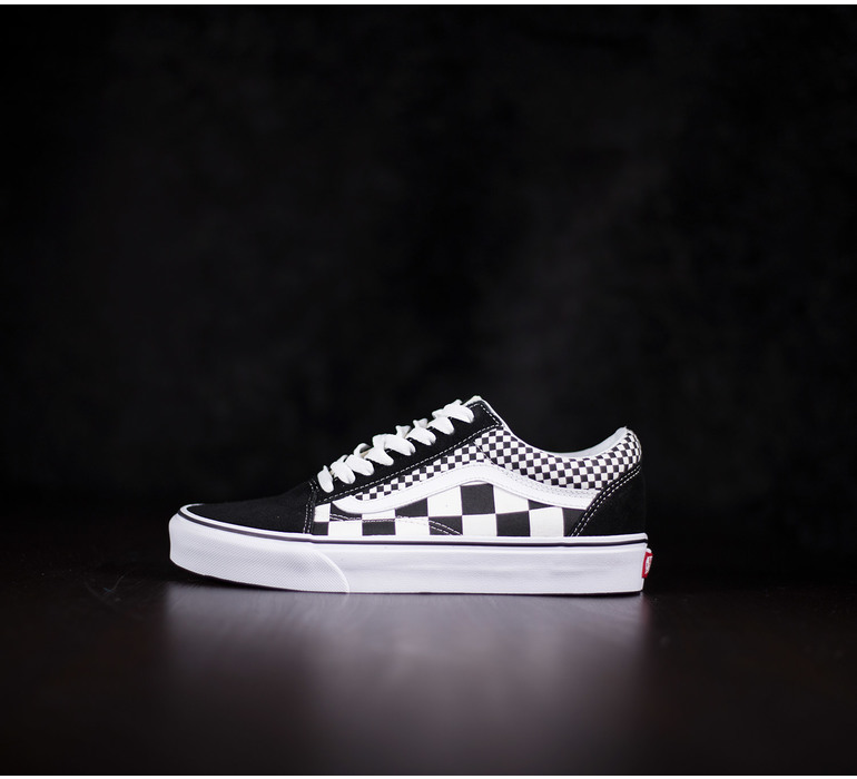 Tenisky Vans Old Skool s iernou pi kou a typickym achovnicovym vzorom Vans s bielou podra kou a bielou vlnkou VA38G1Q9B