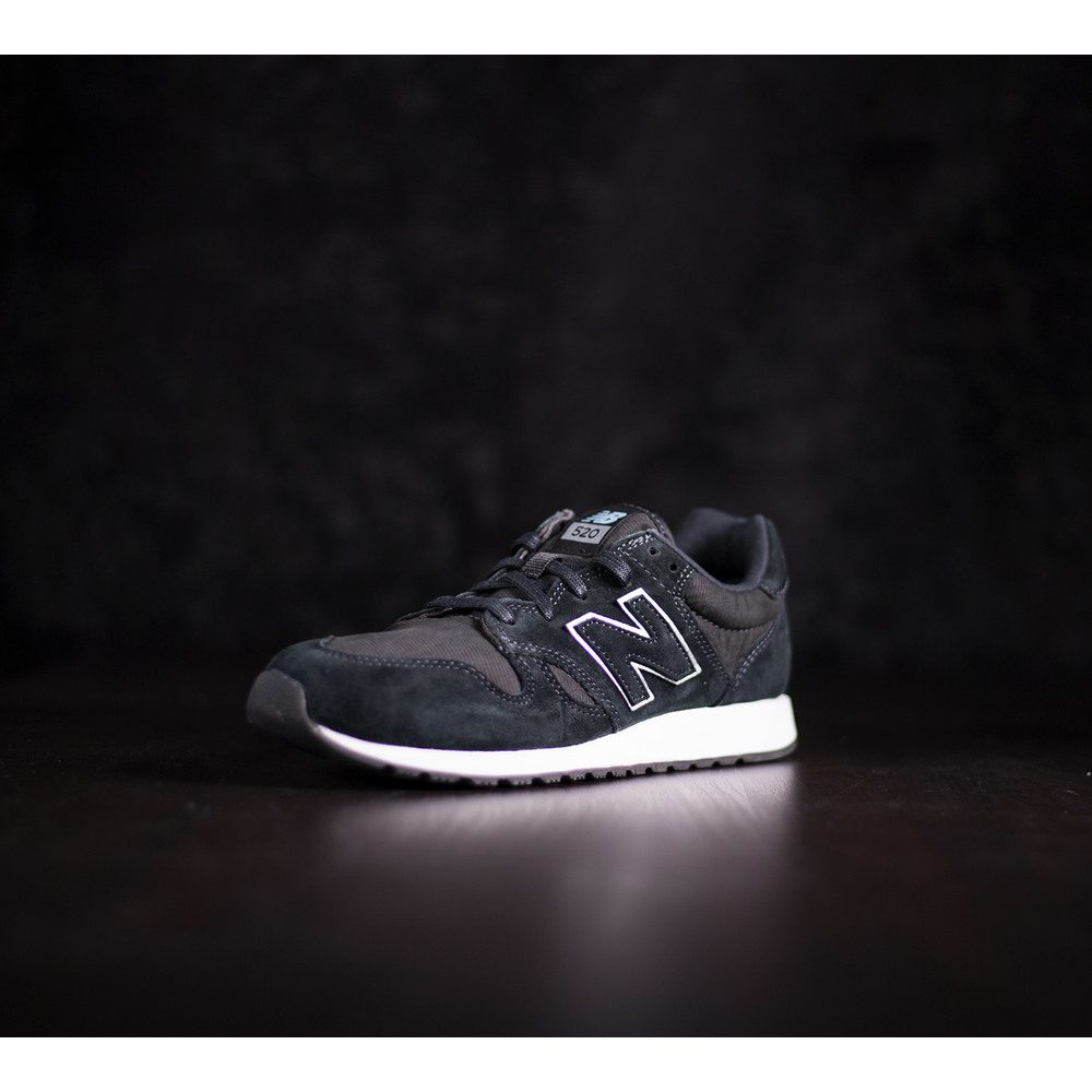 Damske ierne tenisky New Balance 520 z brusenej ko e s bielou podra kou WL520RK