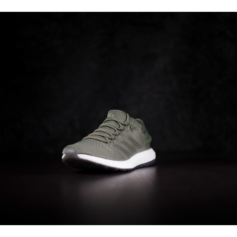 Panske streetove tenisky adidas Pureboost Clima v khaki zelenej farbe s bielou boost podra kou a gumenou ochranou na lenkoch BY8896