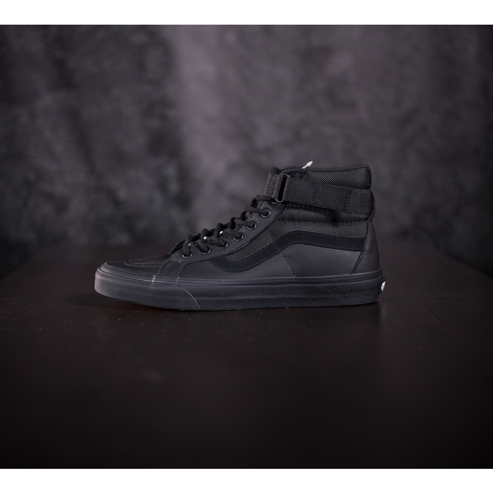 Vans SK8 Hi Reissue v celo iernom prevedeni z brusenej ko e s detailmi z textilnej latky a Vans vlnakmi z brusenej ko e VA3QY2UB4