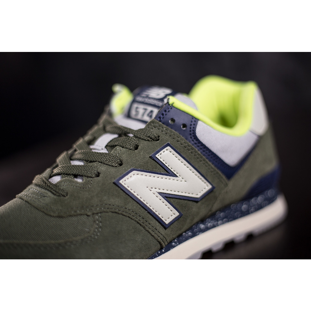 Panske tmavozelene tenisky New Balance ML 574 HVC s modrymi a edymi detailmi zelenymi nurkami edym jazykom a so striebornymi na ivkami loga po stranach a na pate ML574HVC