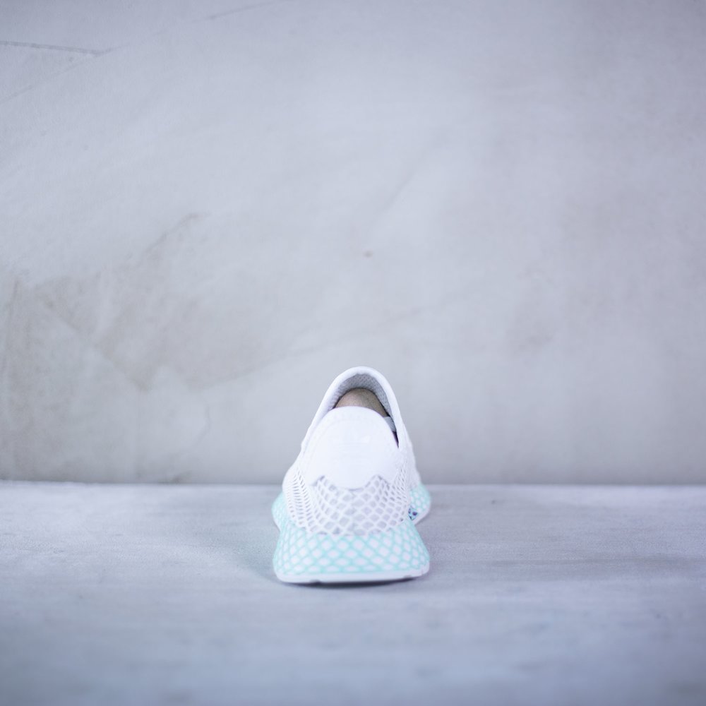 Damske biele tenisky adidas model Deerupt Runner s bielou sie kou a nurkami s bielou podra kou s bledomodrou sie kou CG6089