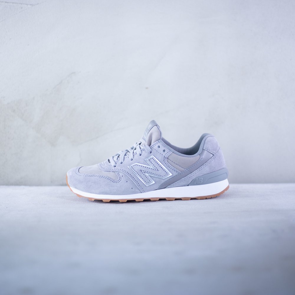 Ikonicke tenisky New Balance model 996 v edom prevedeni pre damy su na nurovanie maju bielu podra ku a leskle detaily na jazyku a pate WR996NEC
