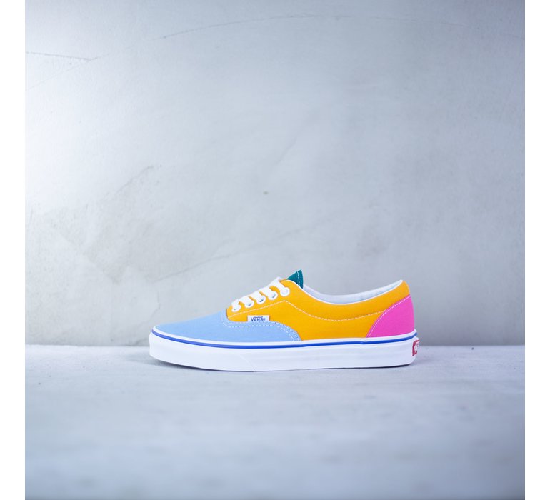 Hrave tenisky Vans model Era vo farebnom prevedeni s latkovym zvr kom s bielymi plochymi nurkami a bielou rovnou podra kou VN0A38FRVOP1