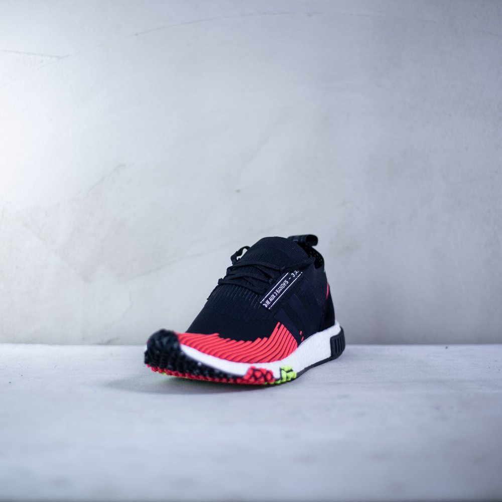 Pánske čierne tenisky s výraznými červenými detailmi sú značky