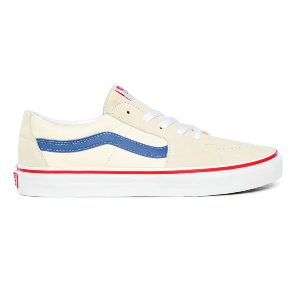 Krémové tenisky s modrou vlnkou po bokoch od Vans v modeli Sk8-Low s nízkym  tvarom, bielou podrážkou s červeným prúžkom a červeným logom značky na  jazyku a päte - VN0A4UUK24I1