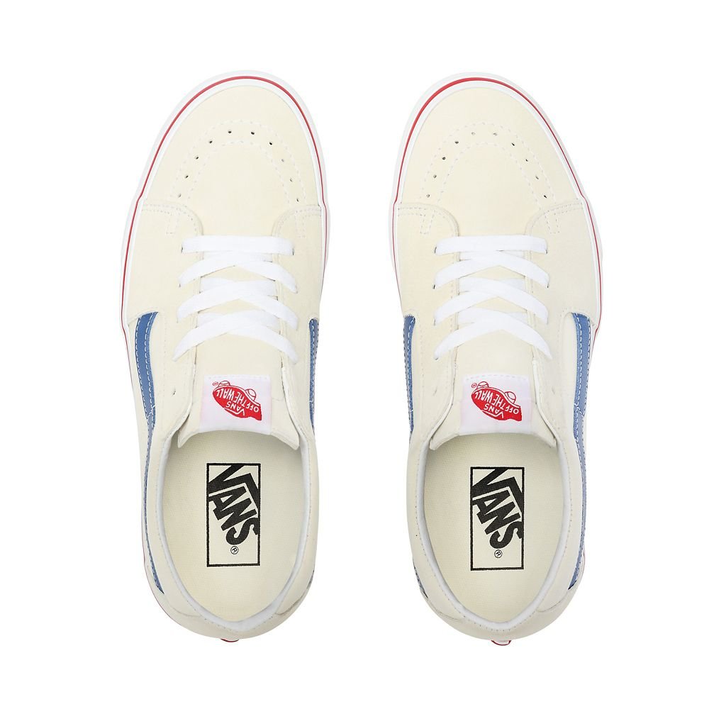 Krémové tenisky s modrou vlnkou po bokoch od Vans v modeli Sk8-Low s nízkym  tvarom, bielou podrážkou s červeným prúžkom a červeným logom značky na  jazyku a päte - VN0A4UUK24I1
