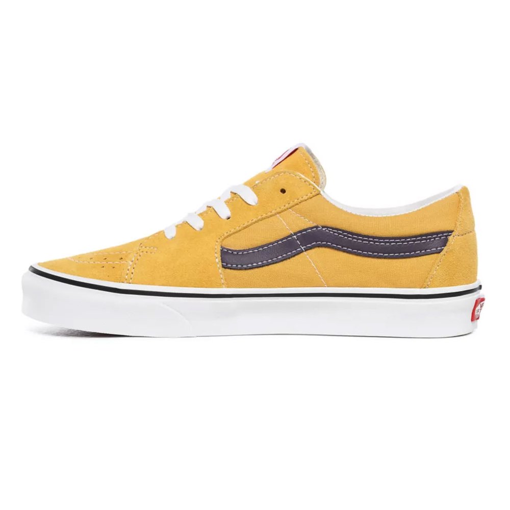 Výrazné pánske žlto-oranžové tenisky Vans model Sk8-Low s nízkym tvarom,  tmavofialovou vlnkou po bokoch a bielou rovnou podrážkou - VN0A4UUK24K1